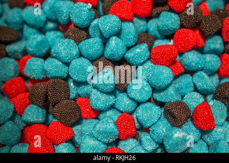 Nero Blu e rosso di caramelle in forma di lamponi e more Foto Stock