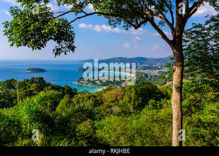 Karon View Point - Vista di Karon Beach, la spiaggia di Kata e Kata Noi a Phuket, Tailandia. Paesaggio paesaggio tropicale e Paradise Island. Bella turq Foto Stock