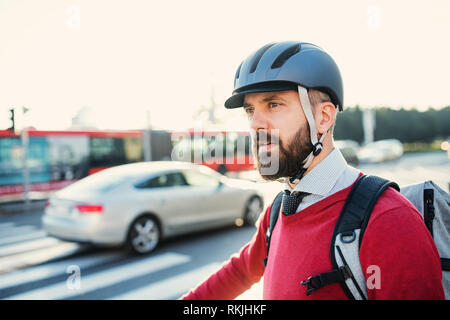 Hipster imprenditore commuter con bicicletta in viaggio per lavoro in città. Foto Stock