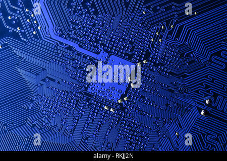 Close up foto di blu printecd pcb scheda a circuito stampato i percorsi elettrici Foto Stock