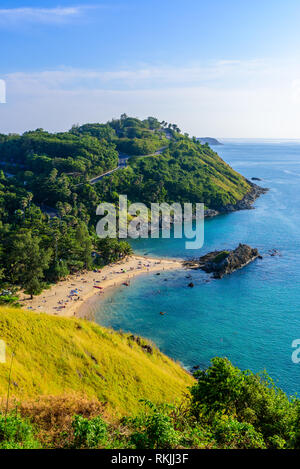 Sunset over Promthep Cape e Yanui beach. Costa Tropicale con spiagge paradisiache a Phuket, Tailandia. Foto Stock