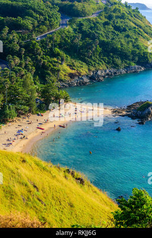 Sunset over Promthep Cape e Yanui beach. Costa Tropicale con spiagge paradisiache a Phuket, Tailandia. Foto Stock