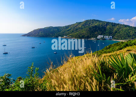 Tropical Bay a Naiharn e Ao Sane beach con imbarcazioni al punto di vista di mulino a vento, destinazione paradiso a Phuket, Tailandia Foto Stock