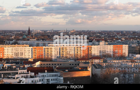 Berlino, Germania. Xi Febbraio, 2019. Appartamenti a Berlino, presa al tramonto. Credito: Paolo Zinken/dpa/Alamy Live News Foto Stock