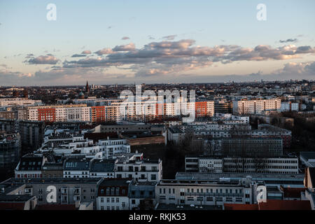 Berlino, Germania. Xi Febbraio, 2019. Un banco di nuvole sopra Berlino. Credito: Paolo Zinken/dpa/Alamy Live News Foto Stock