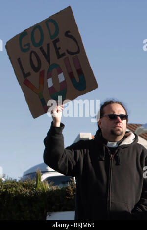 Thousand Oaks, Ventura County, California, Stati Uniti d'America. Xi Febbraio, 2019. Una protesta pacifica della scuola docenti, studenti, genitori e comunità di fronte Thousand Oaks High School nel febbraio 11, 2019 in segno di protesta contro la Chiesa Westboro. Marc Mohr di Sylmar è venuto a sostenere l'alta scuola e comunità con un poster per diffondere il messaggio di amore. (© Jesse Watrous) Credito: Jesse Watrous/Alamy Live News Foto Stock