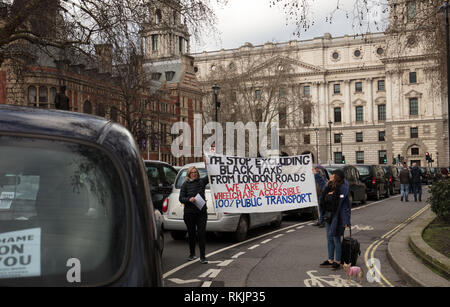 Londra, Regno Unito. Xi Febbraio 2019. Per tifose tenere un banner a sostegno degli autisti di taxi autorizzati, che portare il traffico di stare ancora intorno a piazza del Parlamento, Westminster, London, oggi, per protestare contro le politiche dei trasporti per Londra (TfL) e Sindaco Khan. Credito: Joe Kuis / Alamy Live News Foto Stock