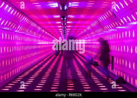 Rotterdam, Paesi Bassi - 12 Febbraio 2019: Tunnel di amore è un progetto dagli artisti olandesi Vollaerszwart per celebrare il 77. compleanno del Maastunnel a Rotterdam il giorno di san valentino del credito: Peter de Kievith/Alamy Live News Foto Stock