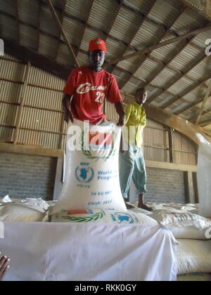 (190212) -- PECHINO, febbraio 12, 2019 (Xinhua) -- Un uomo somalo di pile di sacchi di mais bianco in un magazzino del Programma Alimentare Mondiale delle Nazioni Unite (PAM) a Mogadiscio, Somalia, Ottobre 12, 2011. (Xinhua/Faisal Isse) Foto Stock