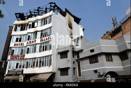 (190212) -- NEW DELHI, Feb 12, 2019 (Xinhua) -- foto presa nel febbraio 12, 2019 mostra l'incidente è il sito di un hotel fire in New Delhi, India. La massiccia incendio scoppiato all'interno di un hotel 4 stelle nel quartiere Karol Bagh, rivendicato come molti come 17 vite innocenti, tra cui un bambino e tre donne, inizio il martedì, fonti ufficiali hanno confermato. (Xinhua/Zhang Naijie) Foto Stock