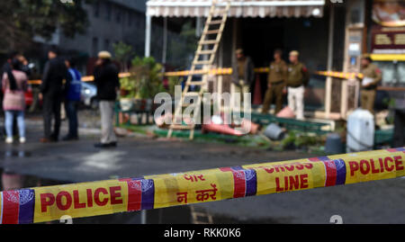 (190212) -- NEW DELHI, Feb 12, 2019 (Xinhua) -- la polizia sicuro sito incidente di un hotel fire in New Delhi, India, Feb 12, 2019. La massiccia incendio scoppiato all'interno di un hotel 4 stelle nel quartiere Karol Bagh, rivendicato come molti come 17 vite innocenti, tra cui un bambino e tre donne, inizio il martedì, fonti ufficiali hanno confermato. (Xinhua/Zhang Naijie) Foto Stock