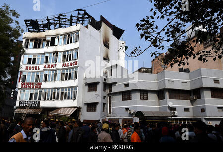 (190212) -- NEW DELHI, Feb 12, 2019 (Xinhua) -- foto presa nel febbraio 12, 2019 mostra l'incidente è il sito di un hotel fire in New Delhi, India. La massiccia incendio scoppiato all'interno di un hotel 4 stelle nel quartiere Karol Bagh, rivendicato come molti come 17 vite innocenti, tra cui un bambino e tre donne, inizio il martedì, fonti ufficiali hanno confermato. (Xinhua/Zhang Naijie) Foto Stock