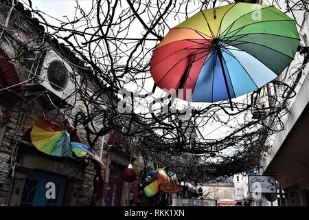 Izmir, Turchia. 26 gen, 2019. Rainbow ombrelloni sono appesi sui rami di alberi di fronte ad un ristorante nel centro storico della città. Credito: Altan Gocher | in tutto il mondo di utilizzo/dpa/Alamy Live News Foto Stock