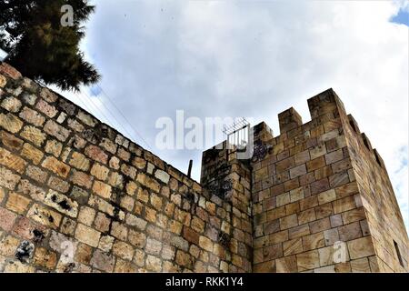 Izmir, Turchia. 28 gen, 2019. Graffiti sono esposti sulle pareti di Genoese-Ottoman cinque porte castello nella città vecchia. Credito: Altan Gocher | in tutto il mondo di utilizzo/dpa/Alamy Live News Foto Stock