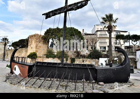 Izmir, Turchia. 28 gen, 2019. Un uomo cammina passato una vecchia nave replica collocato nei pressi di un porto turistico nella città vecchia. Credito: Altan Gocher | in tutto il mondo di utilizzo/dpa/Alamy Live News Foto Stock