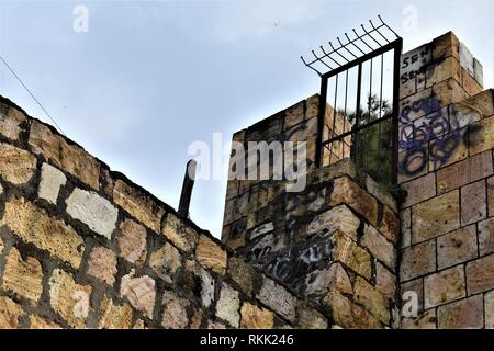 Izmir, Turchia. 28 gen, 2019. Graffiti sono esposti sulle pareti di Genoese-Ottoman cinque porte castello nella città vecchia. Credito: Altan Gocher | in tutto il mondo di utilizzo/dpa/Alamy Live News Foto Stock