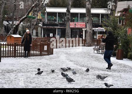 Ankara, Turchia. Xvii gen, 2019. Un paio di scattare foto nel famoso Parco di Kugulu durante una giornata nevosa. Credito: Altan Gocher | in tutto il mondo di utilizzo/dpa/Alamy Live News Foto Stock