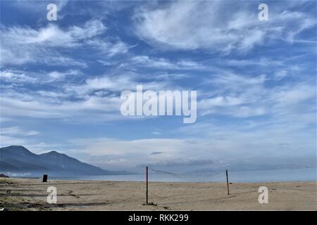 Aydin, Turchia. Il 22 gennaio, 2019. La rottura di una rete da pallavolo sorge su una spiaggia. Credito: Altan Gocher | in tutto il mondo di utilizzo/dpa/Alamy Live News Foto Stock