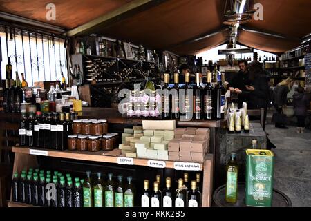 Izmir, Turchia. 23 gen 2019. Il numero di bottiglie di vino e di prodotti locali stand su un contatore a un negozio. Sirince è un villaggio famoso per la sua produzione di vino. Credito: Altan Gocher | in tutto il mondo di utilizzo/dpa/Alamy Live News Foto Stock