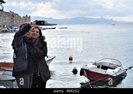 Izmir, Turchia. 28 gen, 2019. Un paio di prendere un selfie accanto alla riva nella città vecchia. Credito: Altan Gocher | in tutto il mondo di utilizzo/dpa/Alamy Live News Foto Stock