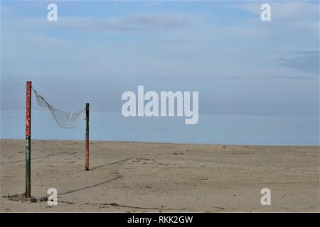 Aydin, Turchia. Il 22 gennaio, 2019. La rottura di una rete da pallavolo sorge su una spiaggia. Credito: Altan Gocher | in tutto il mondo di utilizzo/dpa/Alamy Live News Foto Stock