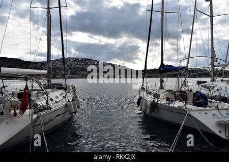 Izmir, Turchia. 28 gen, 2019. Summerhouses giacciono su una collina come barche di lusso sono ancorata in un porto turistico nella città vecchia. Credito: Altan Gocher | in tutto il mondo di utilizzo/dpa/Alamy Live News Foto Stock