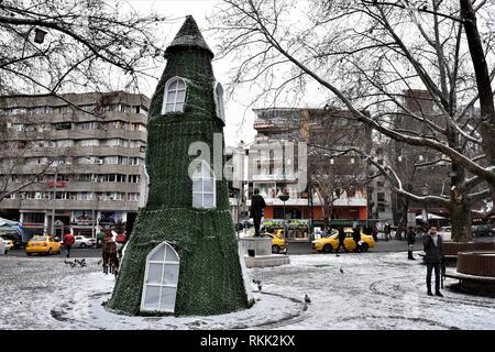 Ankara, Turchia. Xvii gen, 2019. Un uomo parla al telefono vicino a un albero di Natale nel famoso Parco di Kugulu durante una giornata nevosa. Credito: Altan Gocher | in tutto il mondo di utilizzo/dpa/Alamy Live News Foto Stock