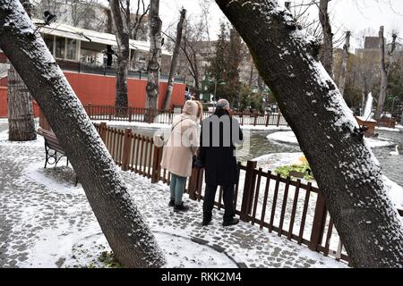 Ankara, Turchia. Xvii gen, 2019. Le persone si mettono nel famoso Parco di Kugulu durante una giornata nevosa. Credito: Altan Gocher | in tutto il mondo di utilizzo/dpa/Alamy Live News Foto Stock