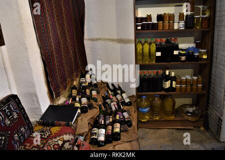 Izmir, Turchia. 23 gen 2019. Il numero di bottiglie di vino e cibo locale può essere visto in un negozio. Sirince è un villaggio famoso per la sua produzione di vino. Credito: Altan Gocher | in tutto il mondo di utilizzo/dpa/Alamy Live News Foto Stock