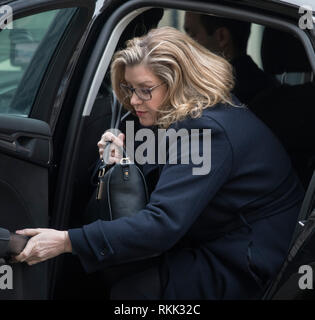 A Downing Street, Londra, Regno Unito. Il 12 febbraio 2019. I ministri del governo di arrivare a Downing Street per settimanale riunione del gabinetto. Penny Mordaunt, Segretario di Stato per lo sviluppo internazionale. Credito: Malcolm Park/Alamy Live News. Foto Stock