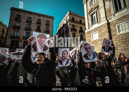 Barcellona, Spagna. 12 Feb, 2019. Il catalano separatisti si riuniscono per protestare contro l'avvio del processo davanti alla Corte suprema contro 12 leader catalano accusato di sedizione e ribellione contro la Spagna e l'uso improprio di fondi pubblici in relazione con un bandito referendum sulla secessione e indipendenza di un voto al Parlamento catalano in ottobre 2017. Credito: Matthias Oesterle/Alamy Live News Foto Stock