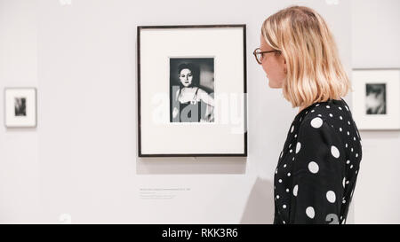 Hayward Gallery di Londra, UK, 12 feb 2019. Un assistente che guarda alla donna con una mezzaluna spilla di strass', 1957. 'Diane arbus: all'inizio" comprende quasi un centinaio di fotografie che ridefiniscono il conseguimento di uno dei più importanti e influenti artisti del XX secolo. Credito: Imageplotter News e sport/Alamy Live News Foto Stock