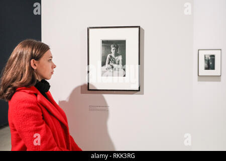 Hayward Gallery di Londra, UK, 12 feb 2019. Un assistente guarda 'Jack Dracula presso un bar', 1961.'diane arbus: all'inizio" comprende quasi un centinaio di fotografie che ridefiniscono il conseguimento di uno dei più importanti e influenti artisti del XX secolo. Presentato attraverso il piano superiore della Hayward Gallery, la mostra corre Feb 13 - 6 maggio 2019. Credito: Imageplotter News e sport/Alamy Live News Foto Stock