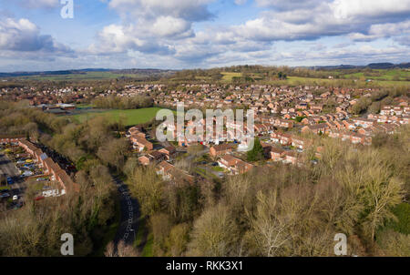 Un tipico quartiere residenziale alla periferia di Redditch, Worcestershire. Case e buikdings in un ambiente rurale. Foto Stock