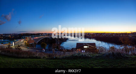 San Giovanni, New Brunswick, Canada - 22 Ottobre 2018: vista panoramica di inversione ponte cade durante un colorato sunrise. Foto Stock