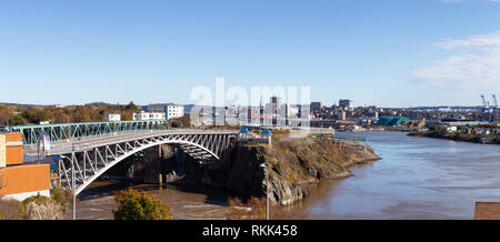 San Giovanni, New Brunswick, Canada - 21 Ottobre 2018: vista panoramica di inversione ponte cade durante una giornata di sole. Foto Stock