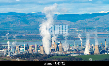 Vista dell'impianto petrolchimico Petroineos Grangemouth e della raffineria di petrolio in Scozia, Regno Unito Foto Stock