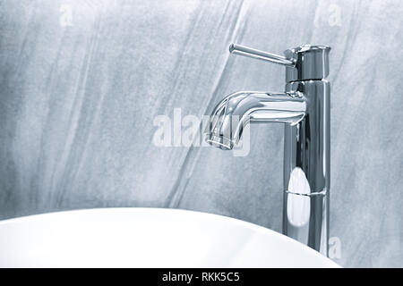 Grande lusso rubinetto miscelatore e lavabo bianco in una bellissima sala da bagno Foto Stock