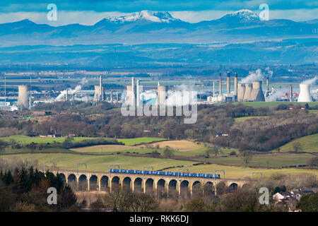 Il viadotto ferroviario e INEOS Grangemouth impianto petrolchimico e la raffineria di petrolio in Scozia, Regno Unito Foto Stock