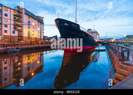 Vista notturna di nuovo Fingal hotel galleggiante in Leith Docks, Edimburgo, Scozia, Regno Unito Foto Stock