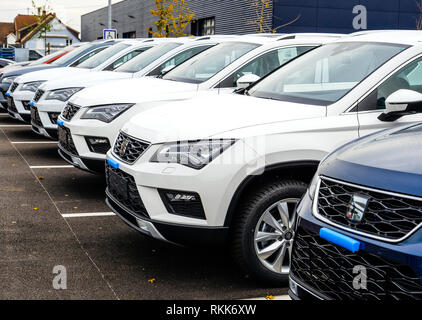 Strasburgo, Francia - 7 Nov 2017: fila di autovetture nuove in vendita grande magazzino in ampio Parcheggio - Sede auto inventario del concessionario Foto Stock