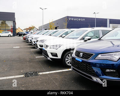 Strasburgo, Francia - 7 Nov 2017: fila di autovetture nuove in vendita grande magazzino in ampio Parcheggio - Sede auto inventario del concessionario Foto Stock