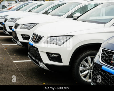 Strasburgo, Francia - 7 Nov 2017: fila di autovetture nuove in vendita grande magazzino in ampio Parcheggio - Sede auto inventario del concessionario Foto Stock