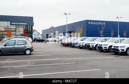 Strasburgo, Francia - 7 Nov 2017: Grand Est automobili con più fila di sedili di autovetture nuove in vendita grande magazzino in ampio parcheggio - vettura francese inventario del concessionario Foto Stock