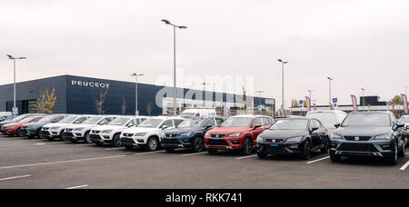 Strasburgo, Francia - 7 Nov 2017: fila di nuova sede limpousines SUV e automobili per la vendita grande magazzino in ampio parcheggio auto - inventario del concessionario colori multipli Foto Stock