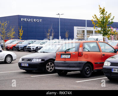 Strasburgo, Francia - 7 Nov 2017: fila di vecchie automobili per la vendita grande magazzino in ampio parcheggio - Francese concessionaria auto inventario di assistenza Renault e Audi in orizzontale Foto Stock