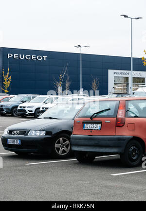 Strasburgo, Francia - 7 Nov 2017: fila di vecchie automobili per la vendita grande magazzino in ampio parcheggio - Francese concessionaria auto inventario di assistenza Renault e Audi in verticale Foto Stock