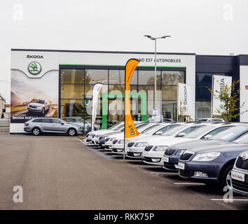 Strasburgo, Francia - 7 Nov 2017: Showroom Skoda Grand Est Automobiles vista dalla strada con fila di autovetture nuove in vendita grande magazzino in ampio parcheggio Foto Stock