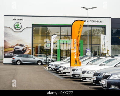 Strasburgo, Francia - 7 Nov 2017: Showroom Skoda Grand Est Automobiles vista dalla strada con fila di autovetture nuove in vendita grande magazzino in ampio parcheggio Foto Stock