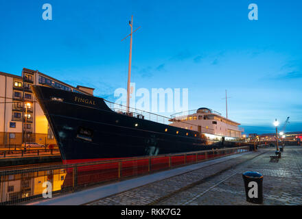 Vista notturna di nuovo Fingal hotel galleggiante in Leith Docks, Edimburgo, Scozia, Regno Unito Foto Stock